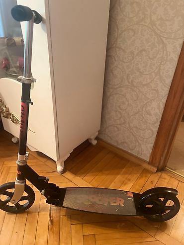 Samokatlar: Şəhər üçün iki təkərli skuter - Rəng: qara - Geniş, sürüşməyən ayaq — 1