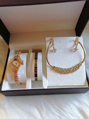 Setovi nakita: Cena 2100din
Bez kutije ide — 4