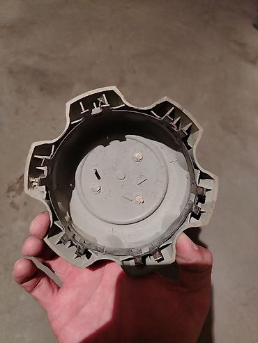 Колпаки: Toyota diskinin orta qapağı (center cap) - Brend/loqo: Toyota - Rəng — 2
