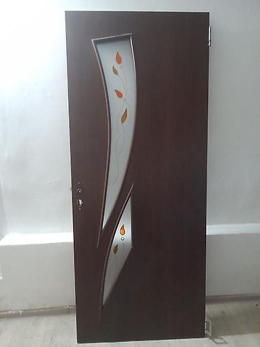 Daxili qapı – dekorativ şüşəli, tünd qəhvəyi rəng - Material: ağac