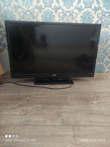 манитор на машина: Телевизор Mystery, диагональ около 32" (визуально). Плоская ЖК‑панель