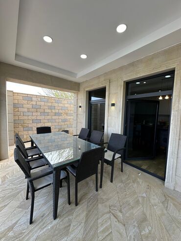 Hovuzlar: Hovuz olan həyət evi. Ərazidə istirahət üçün günəş çarpayıları, stol — 13