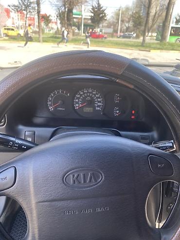 Другие автомобили: Седан компакт-класса, 4 двери, темно‑зеленый/черный цвет. Киргизские — 10