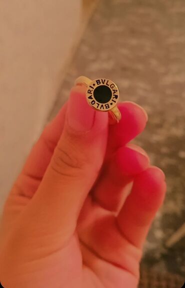продаю золотое кольцо: Б/У кольцо от BULGARI,серебро 925 пробы.
стоимость 900с