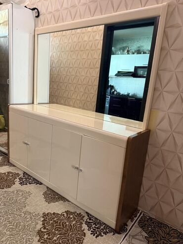 Giriş qapıları: 120 Azn Kamod satılir.Ölçü uz 1.70 dər 36. Çox möhkəm və keyfiyyətli