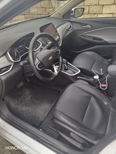 Chevrolet: Chevrolet Onix sedan – ağ rəng, AZ dövlət nömrə nişanı 90-YE-931 — 2