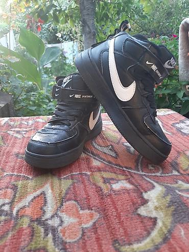 Высокие кроссовки Nike (модель в стиле Air Force) для повседневной at lalafo.kg Высокие кроссовки Nike (модель в стиле Air Force) для повседневной