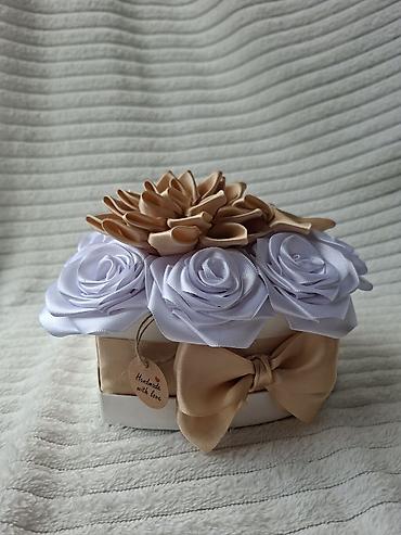 Ostali kućni dekor: Ručne dekorativne kutije sa satenskim cvećem - Unikatne aranžmane — 4
