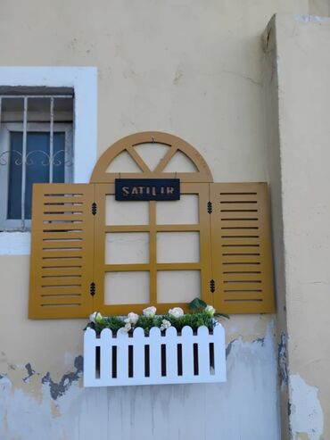 Pərdə və jalüzlər: Dekorativ “pəncərə+şutter” kompozisiyası və çiçək qutusu - Divara