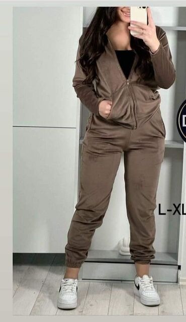 Gornji i donji deo: Plisane trenerke,vece velicine.
2.700
L,XL,2XL,3XL — 2