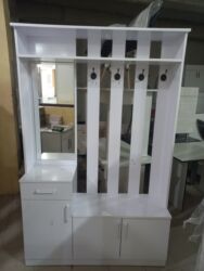 шкаф открытый: Кире бериш үчүн шкаф, Күзгүсү менен, ЛДСП