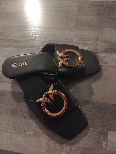 sade sepler: Qara rəngdə qadın şip-şip/slayd sandal - Minimalist dizayn, kvadrat — 1