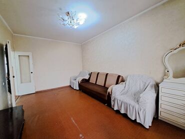 рядом с аламединским рынком: 3 комнаты, 60 м², Индивидуалка, 4 этаж, Старый ремонт