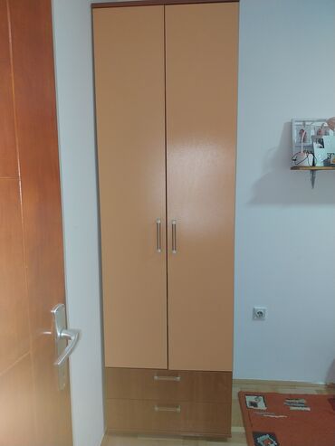 Ormari: Ormar sa dvoja vrata i dve fioke u donjem delu. Unutrašnjost ormara je