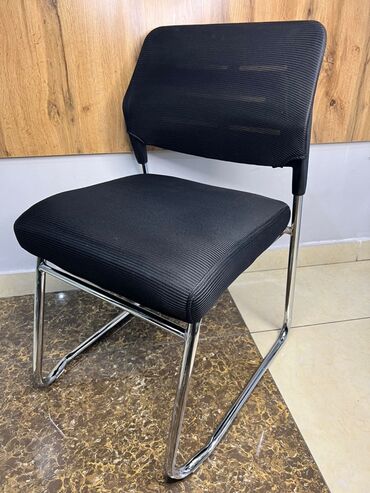 Столы: Офисный стул-Cube в сером и в черном цвете