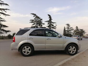 Kia: Kia Sorento, gümüşü rəng, 5 qapılı SUV. Əsas xüsusiyyətlər: - Güclü — 2