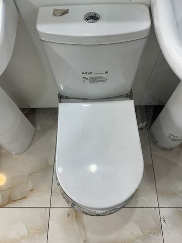 Cмесители для душа: Ağ rəngli unitaz, hamam otaqları üçün nəzərdə tutulmuşdur. Esva