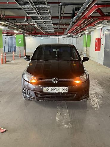 Volkswagen: Volkswagen Polo sedan - Kuzov: 4 qapılı sedan, qara rəng - Mühərrik — 4