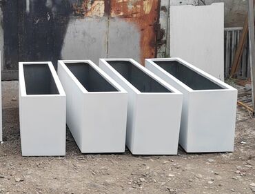 Çəngəllər: Düzbucaqlı formalı, ağ rəngli dörd ədəd böyük dibçək. Hər bir dibçəyin