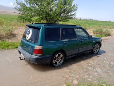 домкрат для автомобиля: Кроссовер Subaru Forester в зеленом цвете, оснащенный багажником на