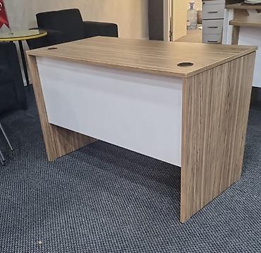 stol ofis: Ofis masası – modern dizayn, ağ ön panel və ağac teksturalı səth - — 2