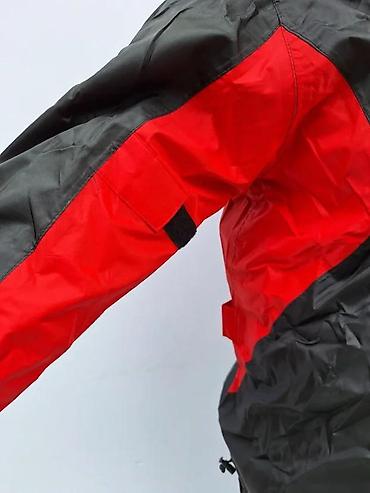 Ostali Kompleti, kombinezoni: Dvodelno kišno odelo u crno-crvenoj kombinaciji, dizajnirano za — 13