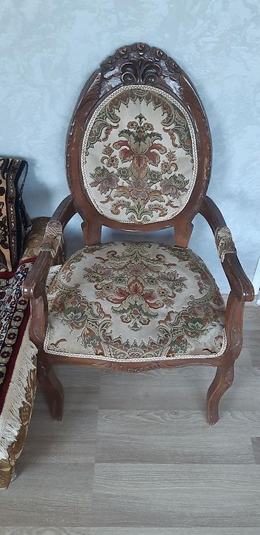 Divan və kreslo dəstləri: Antik salon dəsti – taxta oyma korpuslu Tərkib: - 1 ədəd üçlü divan - — 2