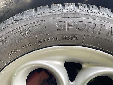 06a 133 317 a: Alu felne 5x98 R16 sa novim zimskim gumama dve su dok 35/25 dve 45/25 — 4