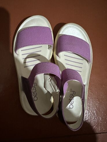 продаю обув: Продается новая детская босоножка Подкладка коженая Маломерит фирма