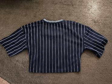 hırka: - Qara rəngli, incə ağ şaquli zolaqlı qısa top (crop top) t-shirt - Ön — 2
