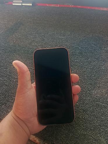 iphone 16e azerbaycan: Narıncı rəngdə smartfon (iPhone dizaynlı), arxa paneldə üçlü kamera — 2