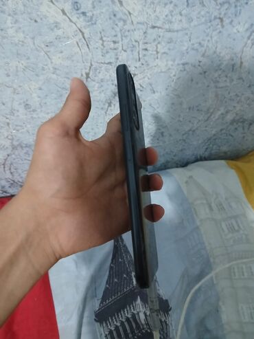 hava telefonu: Ön tərəfində yuxarı hissədə damcı formalı çentik olan qara rəngli