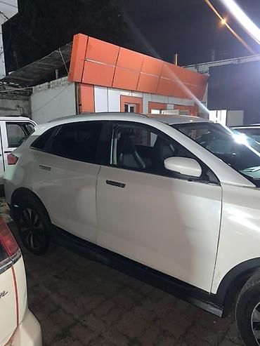 Другие автомобили: Электрический кроссовер белого цвета с современным дизайном — 8