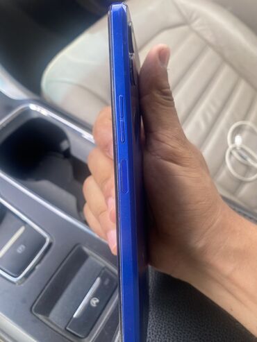 Digər mobil telefonlar: Mavi rəngli smartfonun yan hissəsində səs tənzimləmə və güc düymələri
