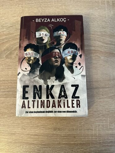 Bədii ədəbiyyat: Beyza Alkoçun "Enkaz Altındakiler" adlı kitabı. Bu kitab, sirli və