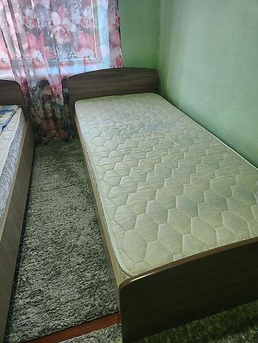 кровати двуспальные: Продаю две односпальние кровати с матрасом б/у.Цена 10000т сом за две — 1