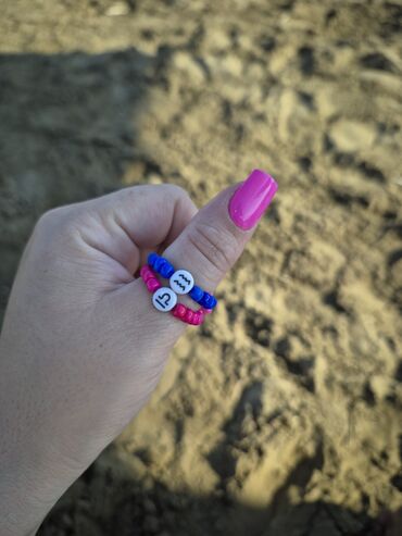 Üzüklər: Muncuqlu üzükler bürclerle cütü 1 manat,sadesi 0,50 qepik.her rengi — 12