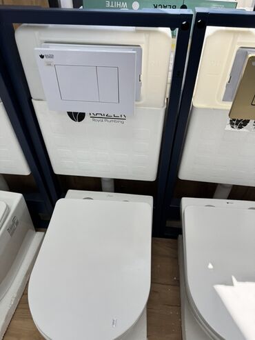деревяный туалет: Подвесной унитаз с бачком от Royal Plumbing. Белый цвет и современный