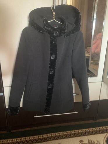 женское демисезонное стеганое пальто: Пальто M, цвет - Серый
