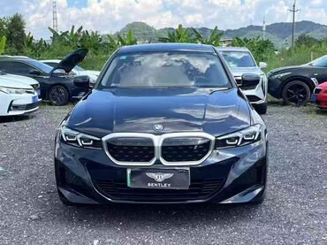 дорогие машины: Темный седан BMW i3 серии, электрический модель 325Li, с элегантным