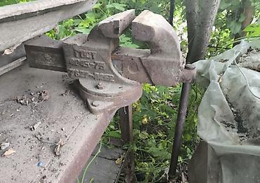 Тиски: Продаю комплект: 1) Металлический верстак (столешница ~8 мм, ножки — 1