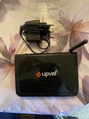 Modemlər və şəbəkə avadanlıqları: Upvel şirkətindən olan qara rəngli router. Evdə və ya ofisdə internetə
