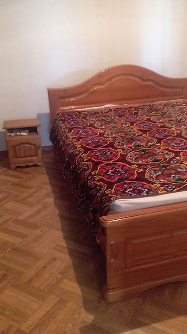 Двуспальная кровать из массива дерева с изголовьем и изножьем