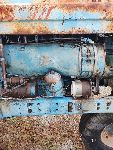 Traktorlar: Kənd təsərrüfatı üçün tək kabinalı təkərli traktor Xüsusiyyətlər: - — 6