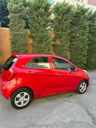 Kia: Kia Picanto, qırmızı rəng, hetçbek kuzov. Xüsusiyyətlər: - Kompakt — 5