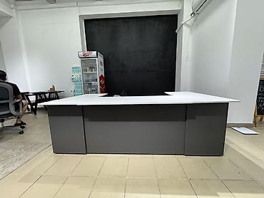table study: Стойка/ресепшен или стол для магазина, офиса или кофейни. Есть полка — 1