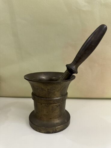 Digər mətbəx aksesuarları: Metal dibək və həvəng - Material: bürünc tipli ağır metal - Komplekt