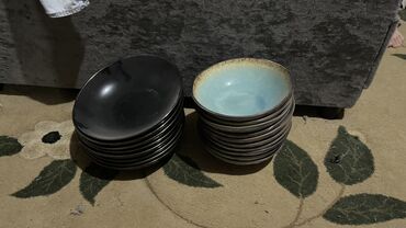 Посуда: Предлагается набор различной посуды, включающий круглые и квадратные — 22