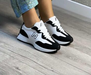 Women's Sneakers and athletic shoes: Patike – sportski modeli - Crno‑bele patike sa debljim đonom i — 8