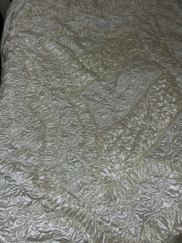 постельное белье blumarine цена: Отдам даром!!!! Ажурный атласный комплект для спальни в